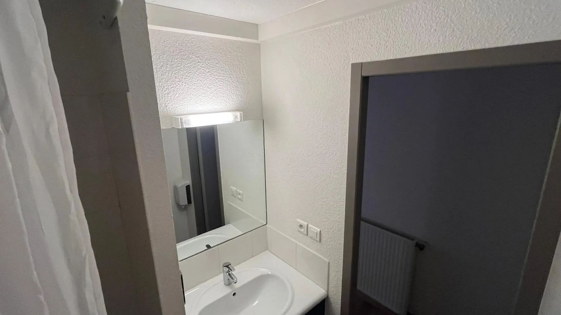 Brit Hotel Essentiel 미요 2*,