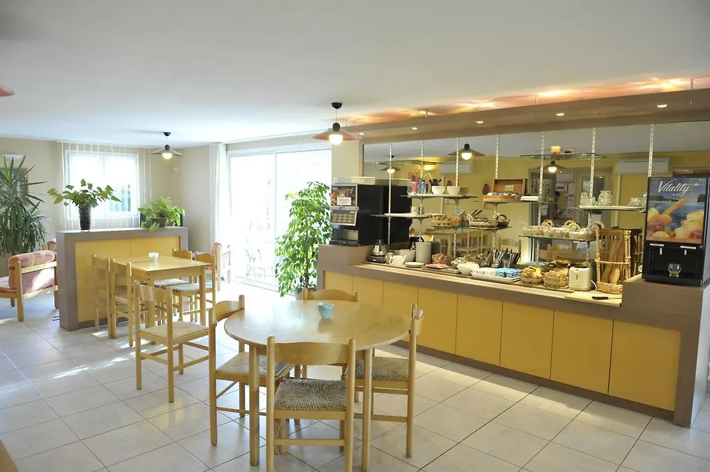 Brit Hotel Essentiel 미요