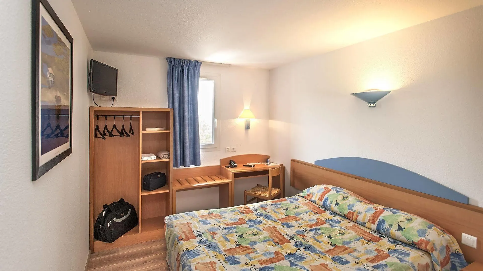 **  Brit Hotel Essentiel 미요 프랑스