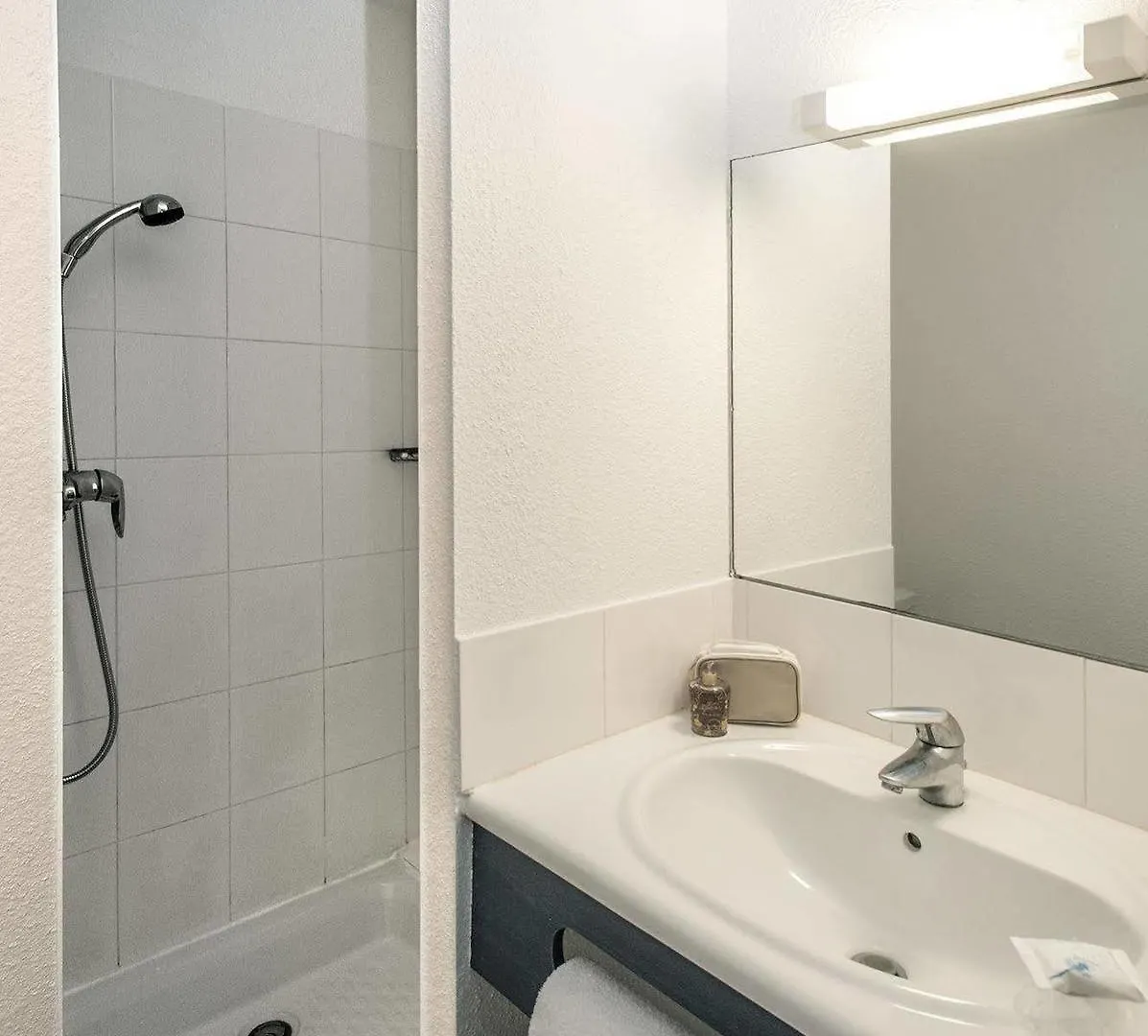 Brit Hotel Essentiel 미요