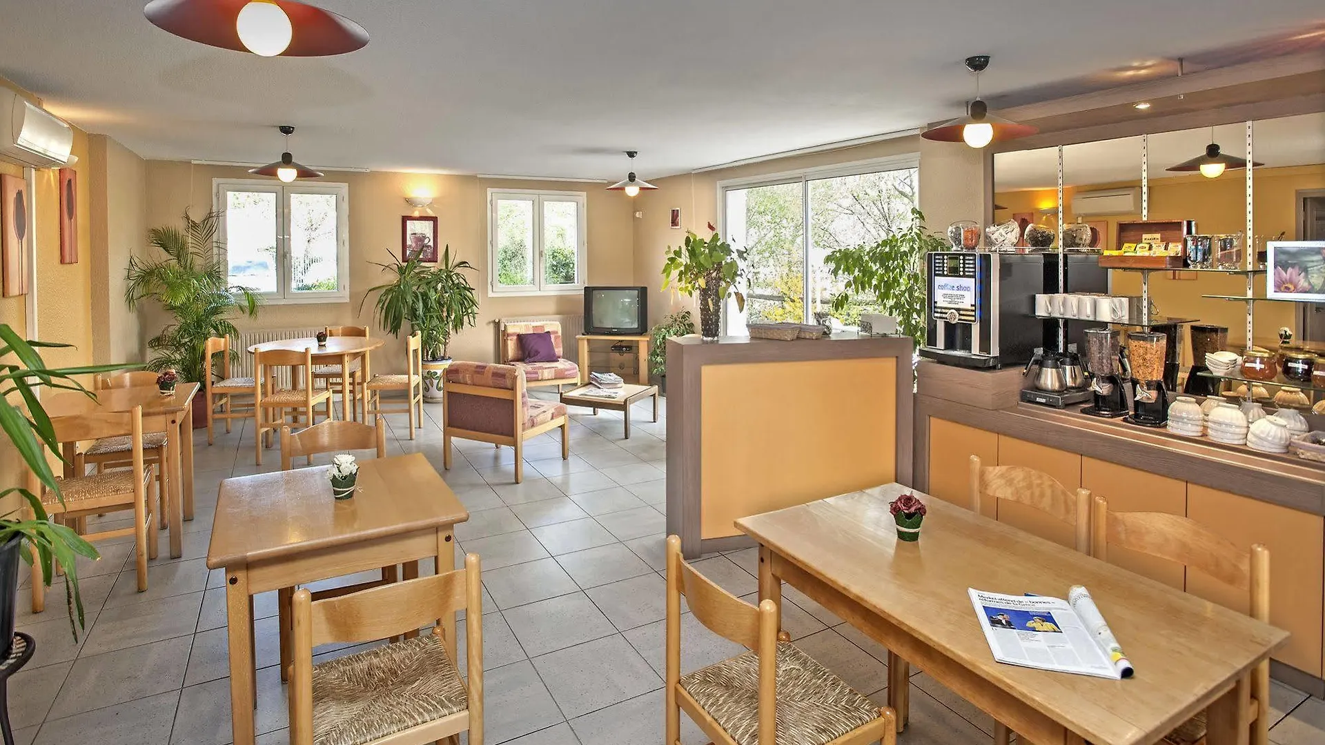 Brit Hotel Essentiel 미요