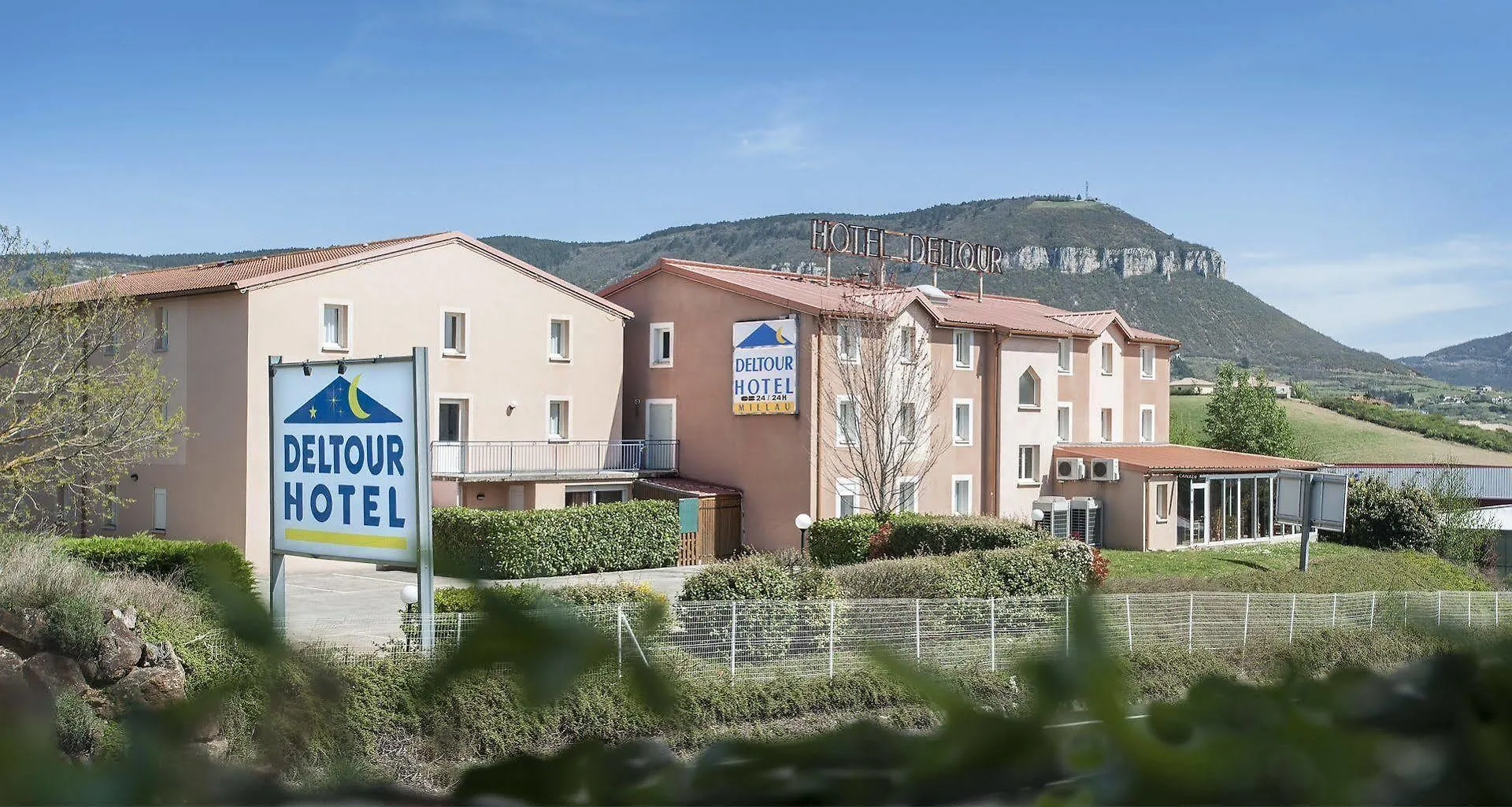 Brit Hotel Essentiel 미요